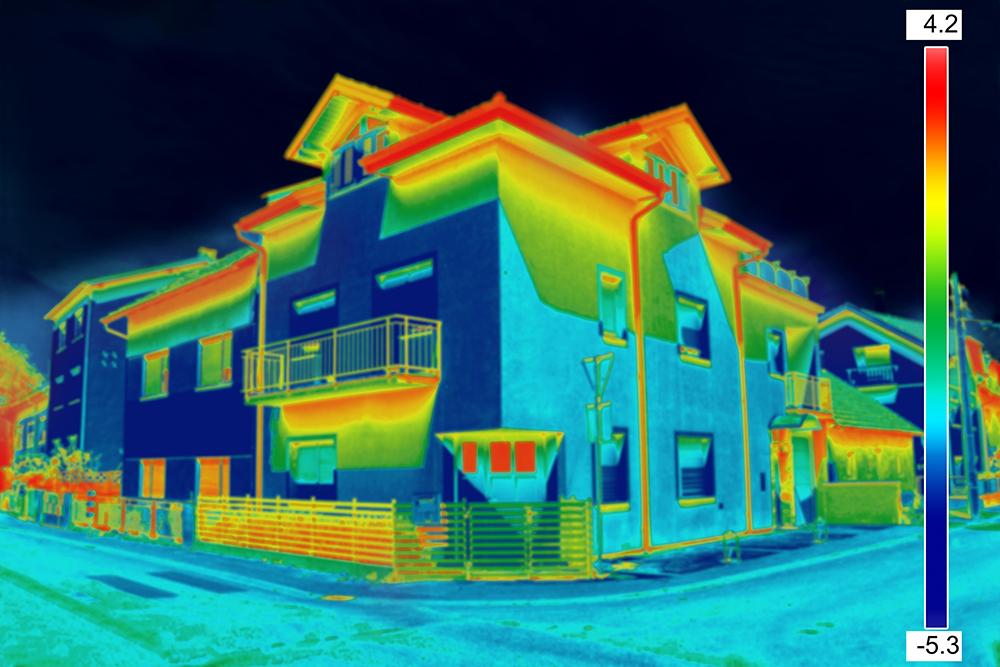 Einfamilienhaus wird mit Thermografie-Gerät überprüft