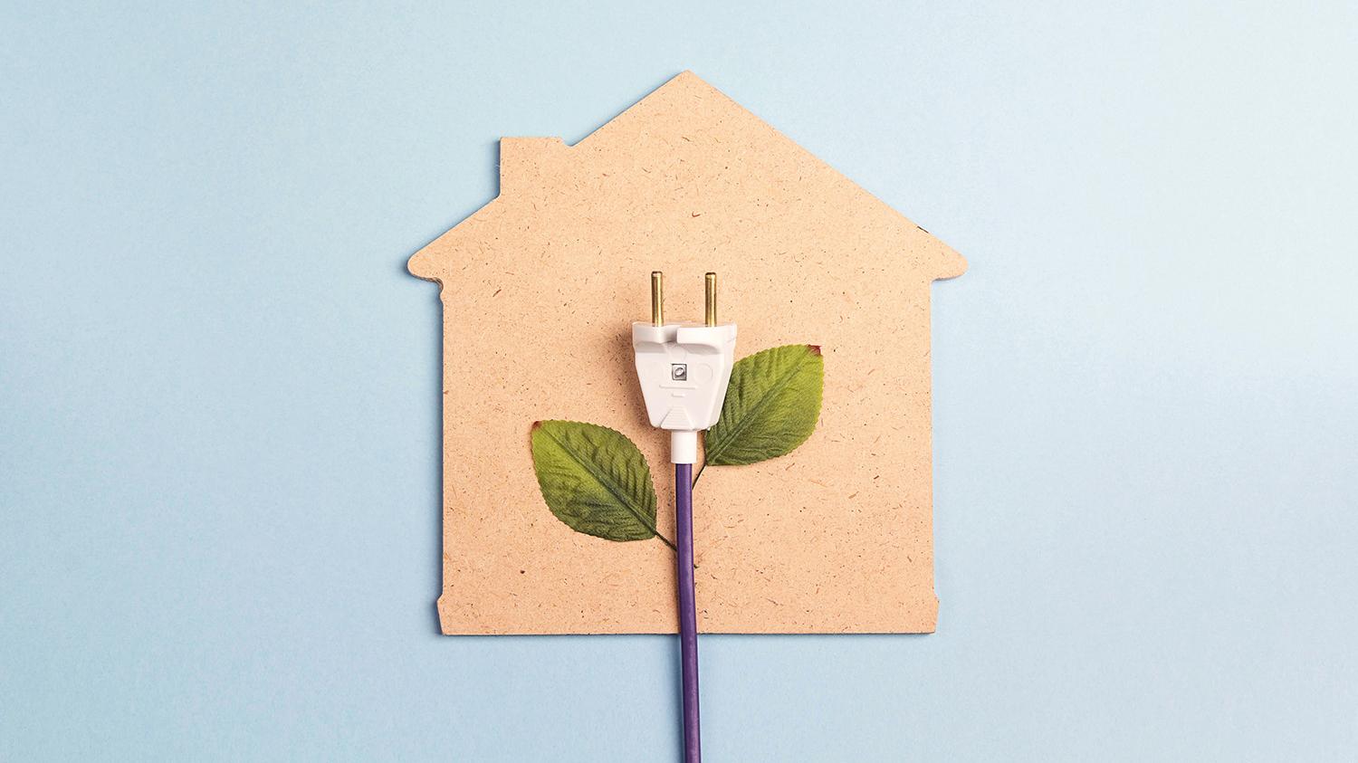Strom-Stecker mit grünen Blättern und symbolischem Haus im Hintergrund
