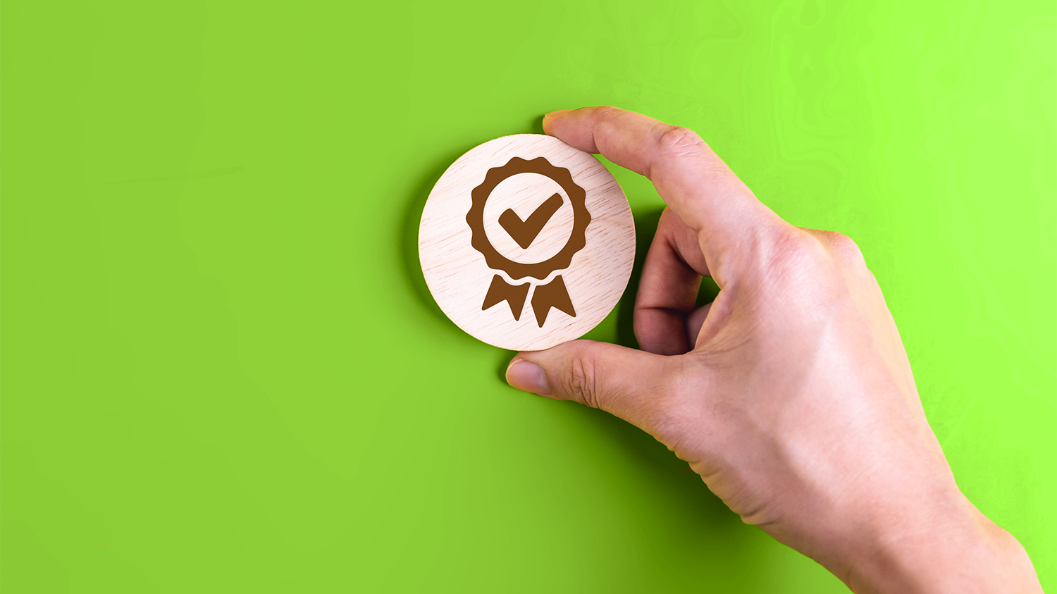 Hand hält Abzeichen für Zertifikat
