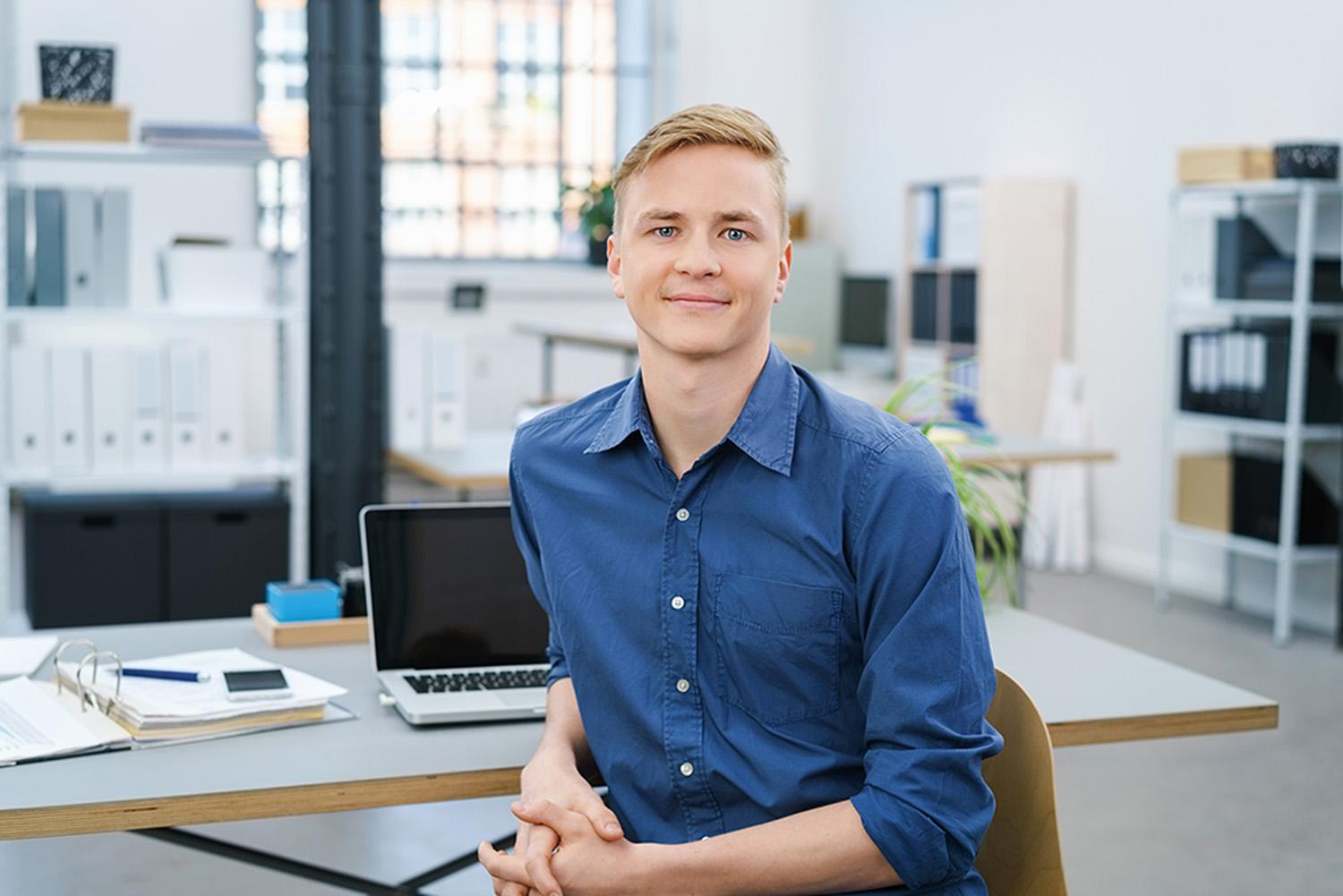 allgemeines Bild eines Mitarbeiters Kundenservice am Schreibtisch
