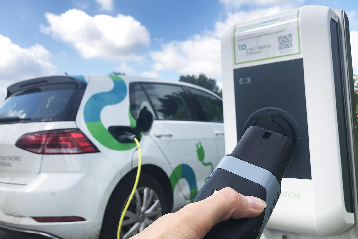 E-Auto laden an einer Ladesäule in Torgau