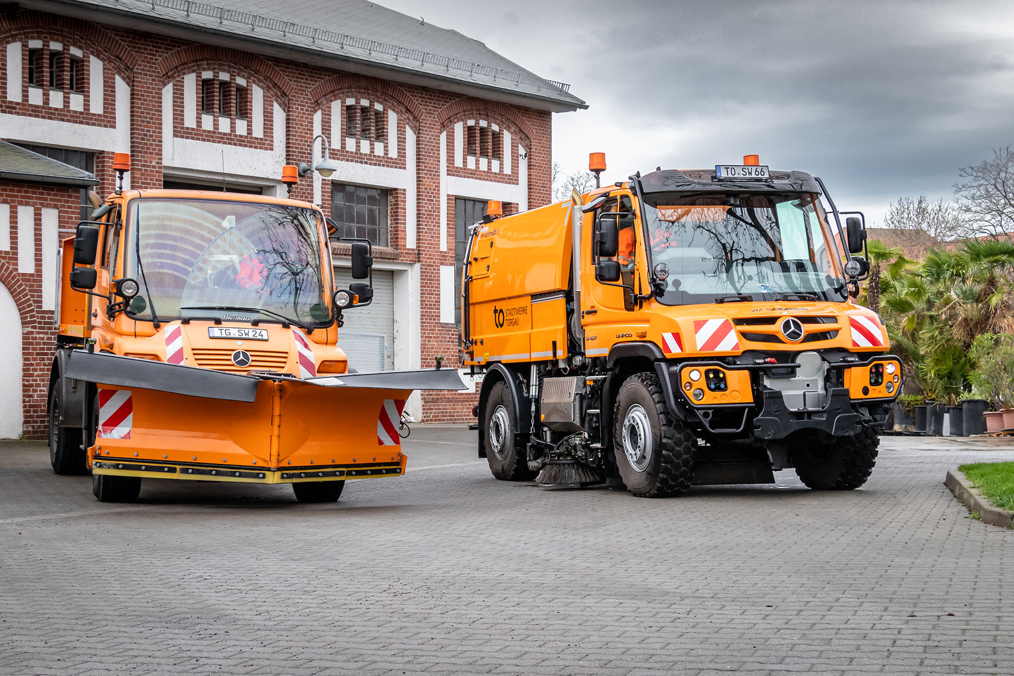 Kehrmaschine und Schneepflug auf dem Betriebshof der Stadtwerke Torgau